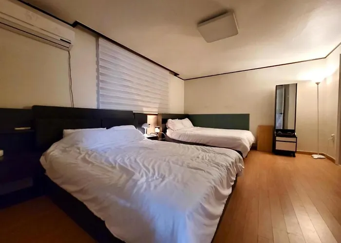 A Comfortable And Stylish House In The Center Seoel